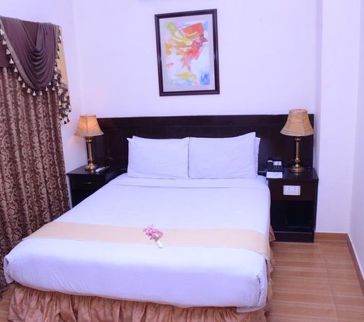 PARKSIDE MIRAGE HOTEL LAHORE