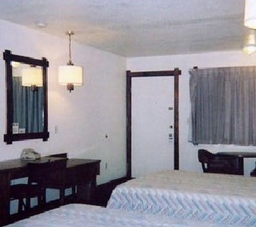 Budget Host Longhorn Motel