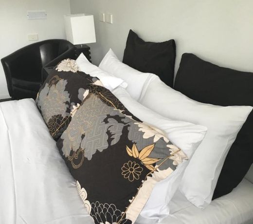 INNBetween Lodge & Backpackers