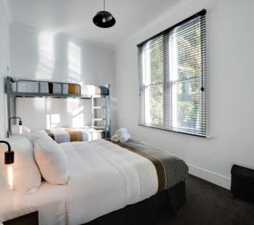 INNBetween Lodge & Backpackers