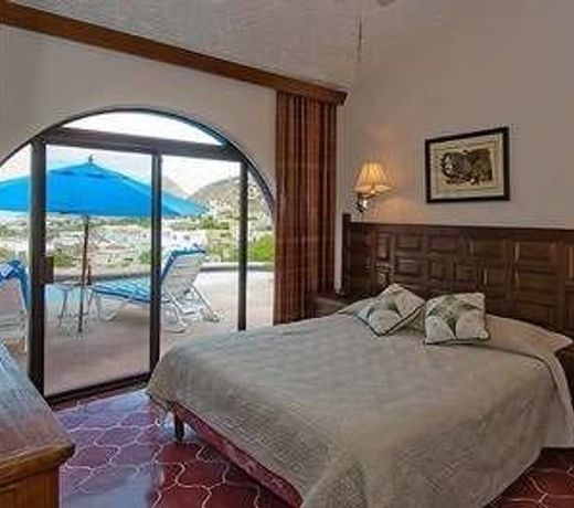 VILLA SERRANA