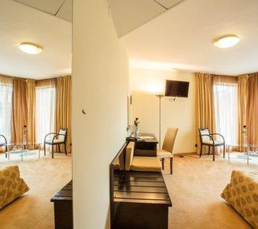 Europe Hotel - free underground parking