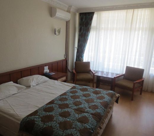 Eyna Hotel