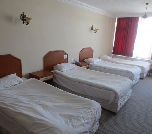 Eyna Hotel