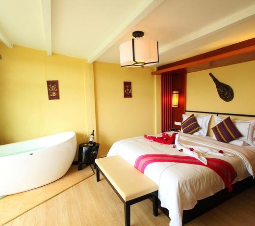 Lijiang Lashi Lake Retreat