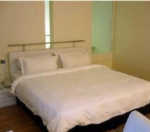 ST LAURN SUITES