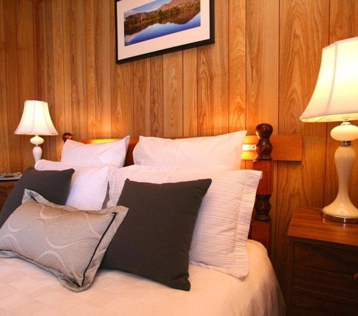 Regatta Point Tavern & Holiday Villas