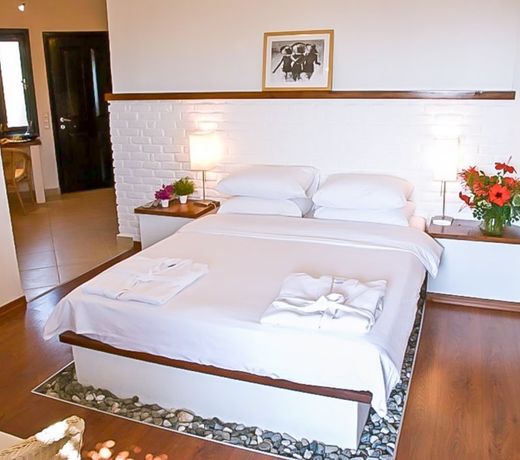 4reasons hotel + bistro | 12+