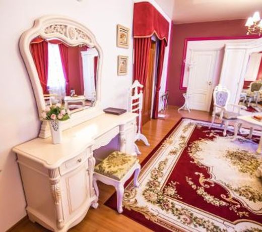 13 Chairs Boutique Hotel