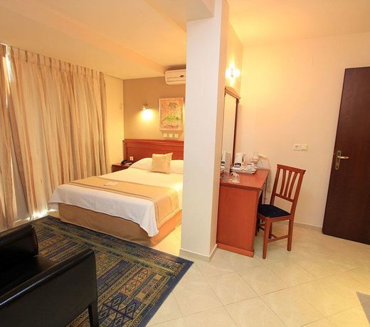 Triton Hotel Piraeus