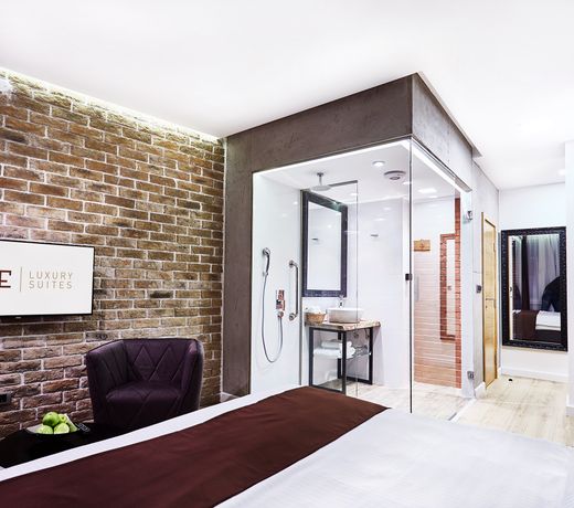 One Luxury Suites