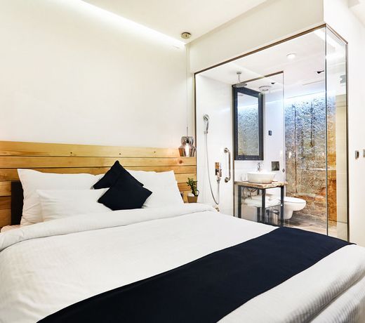 One Luxury Suites