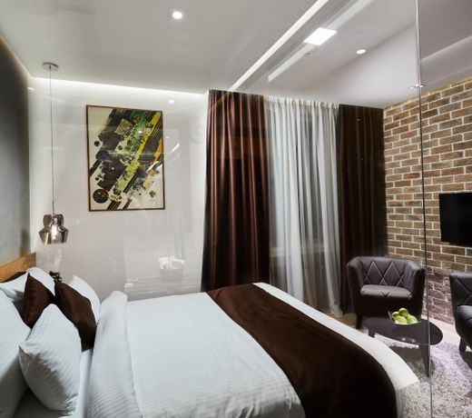 One Luxury Suites