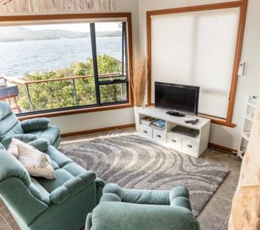 Larus Waterfront Cottage