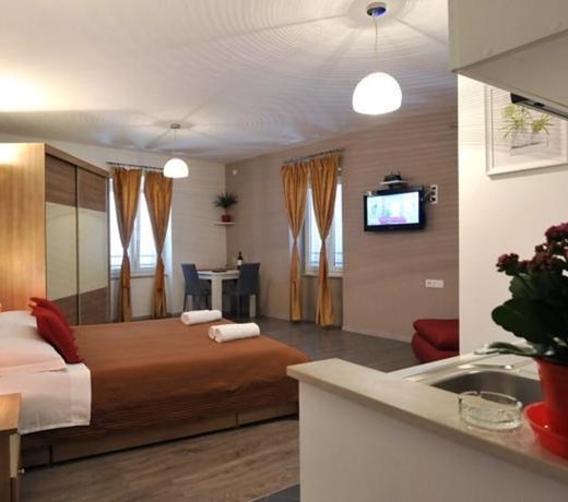 Rooms & Apartments 72