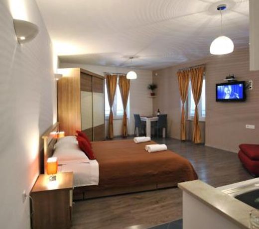 Rooms & Apartments 72