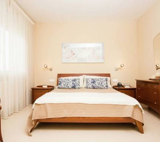 Modern Villa in les Corts with Pool
