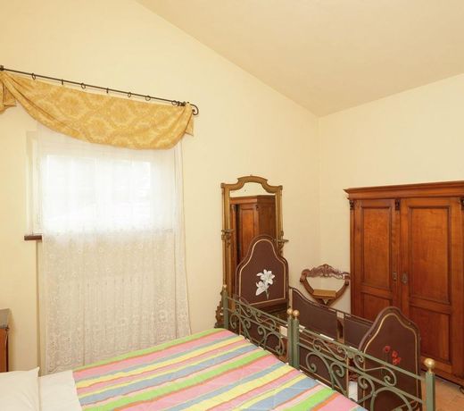 Farmhouse in Giano dell'Umbria with Jacuzzi, Swimming Pool