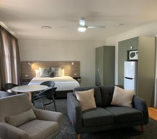 Hamilton Henry Parkes Motor Inn