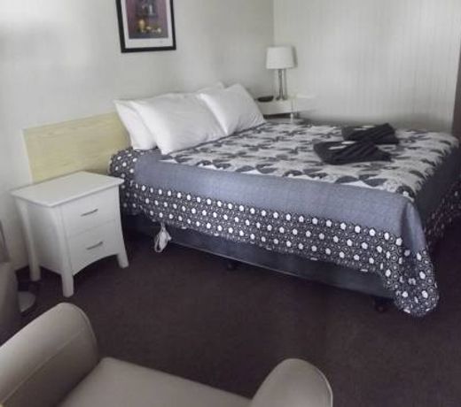 Country Roads Motor Inn
