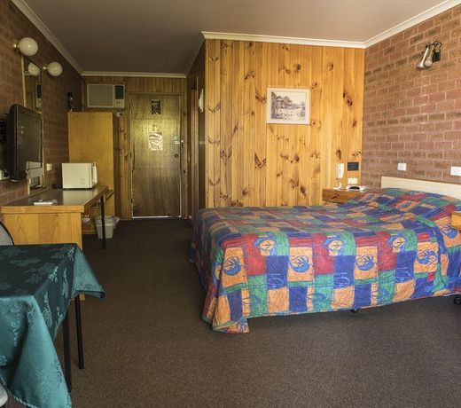 Country Roads Motor Inn
