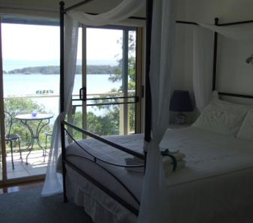 Lakeside Escape Bed and Breakfast