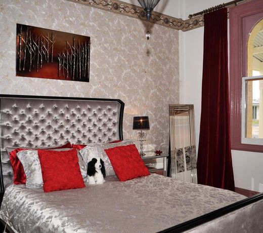 Must Love Dogs B&B & Self Contained Cottage