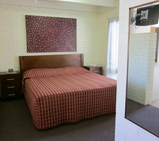 Lakes Entrance Waterfront Cottages with King Beds