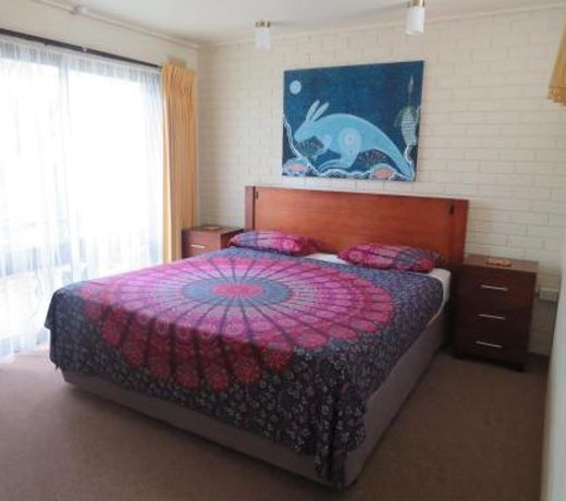 Lakes Entrance Waterfront Cottages with King Beds