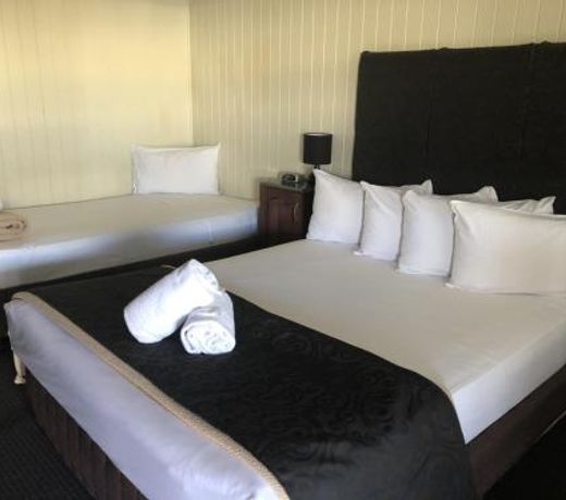 Country Plaza Motor Inn