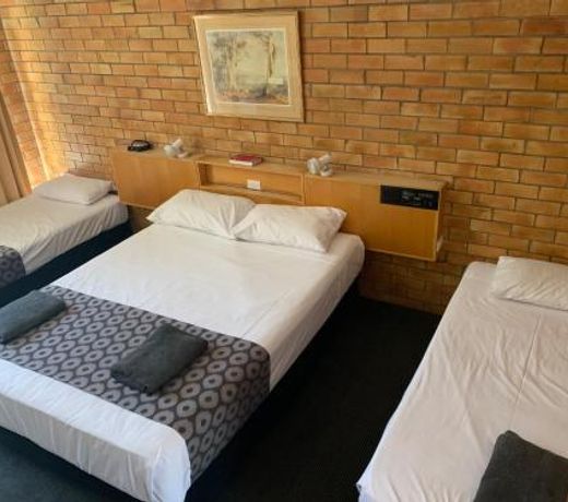 JUMBUCK MOTOR INN with SHADED POOL AND BBQ - PET FRIENDLY - KING BED in EVERY ROOM