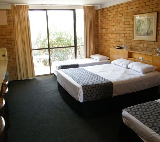 JUMBUCK MOTOR INN with SHADED POOL AND BBQ - PET FRIENDLY - KING BED in EVERY ROOM