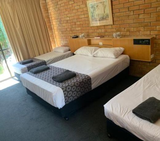 JUMBUCK MOTOR INN with SHADED POOL AND BBQ - PET FRIENDLY - KING BED in EVERY ROOM