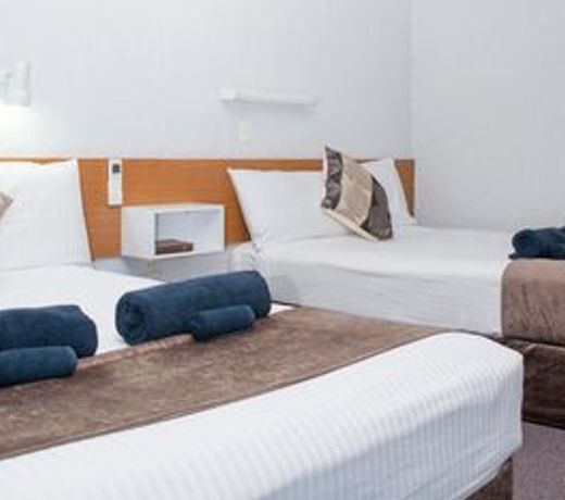 ABAJAZ MOTOR INN-CENTRAL LOCATION-UNDERCOVER PARKING-POOL-KING BED in EVERY ROOM
