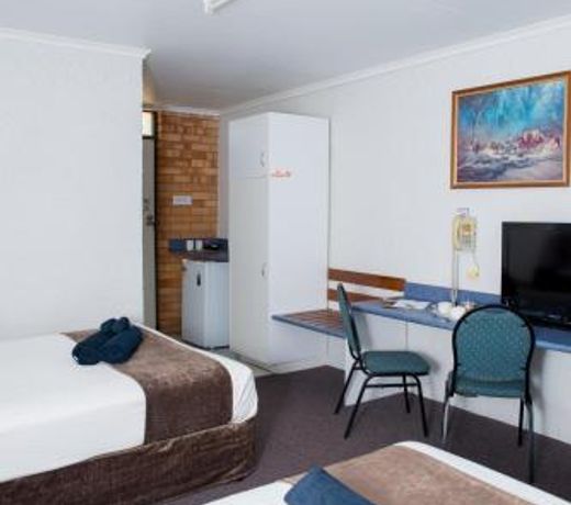 ABAJAZ MOTOR INN-CENTRAL LOCATION-UNDERCOVER PARKING-POOL-KING BED in EVERY ROOM