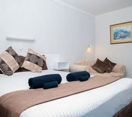 ABAJAZ MOTOR INN-CENTRAL LOCATION-UNDERCOVER PARKING-POOL-KING BED in EVERY ROOM
