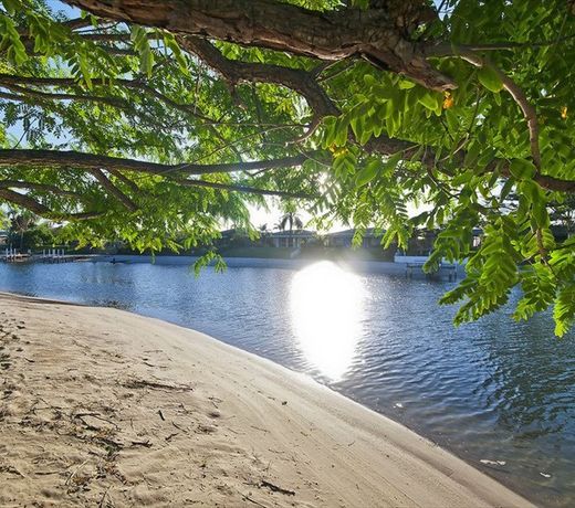 BAL HARBOUR BROADBEACH WATERS HOLIDAY HOME