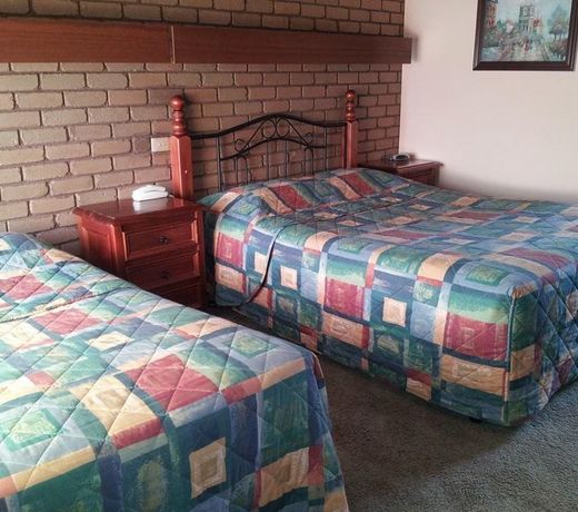 Tudor House Motel