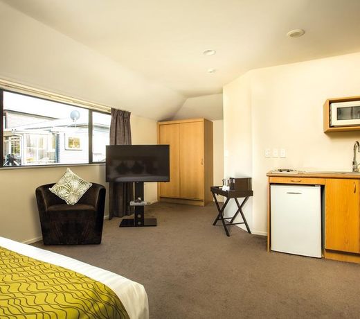 Greenlane Suites