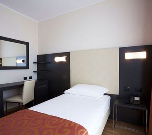Raya Hotel Motel