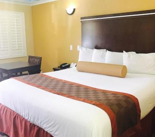 Hollywood Palms Inns & Suites