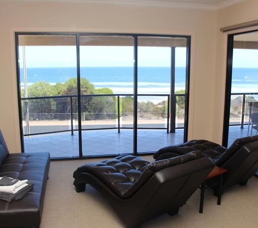 The Lighthouse - Beachfront Accommodation