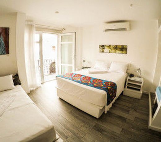 Gatto Blanco Party Hotel