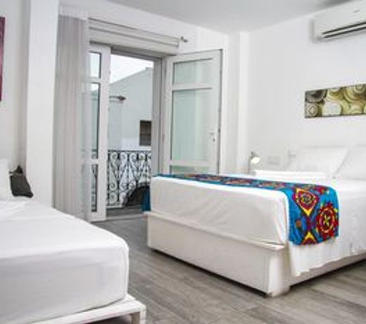 Gatto Blanco Party Hotel