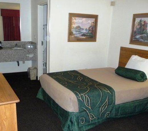 Travelodge by Wyndham Livonia