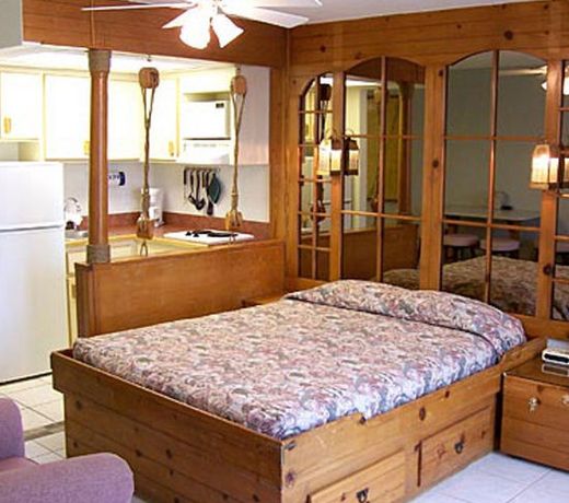 Georgian Inn Beach Club