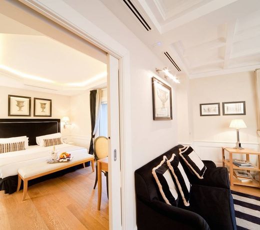 Trevi Palace Luxury Inn