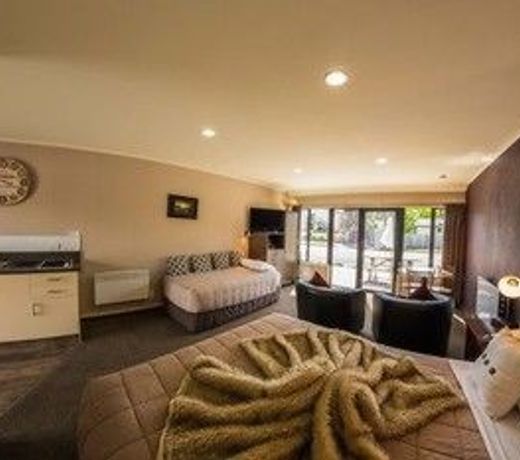 Lakefront Lodge