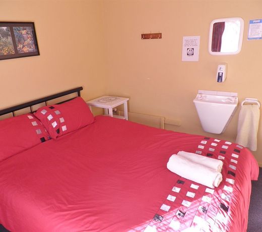 Bazil's Backpackers BBH Hostel & Surf School