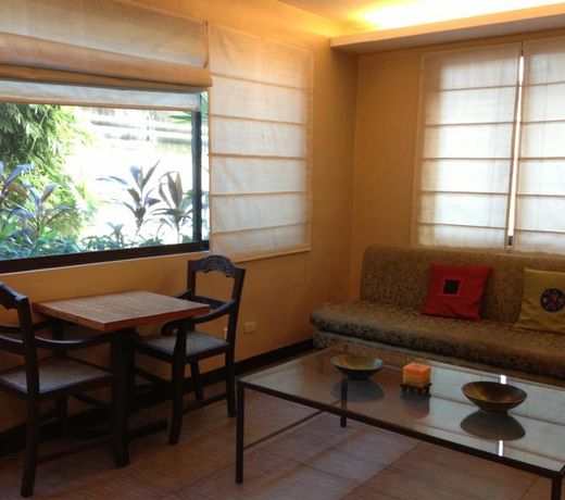 THE LYRIC APARTELLE